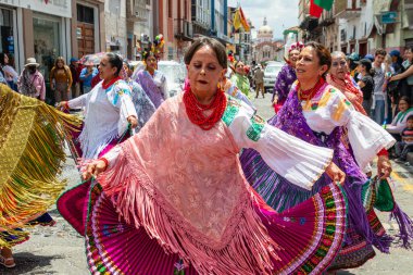 Cuenca, Ekvador - 18 Şubat 2023 Cuenca 'daki karnaval kutlamaları sırasında büyük bir geçit töreni. Yaşlı kadın halk dansçıları Ekvador 'un Cayambe ulusal grubunu temsil ediyor..