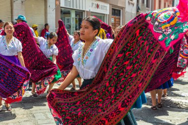 Cuenca, Ekvador - 18 Şubat 2023 Cuenca 'da karnaval geçidi. Azuay bölgesinin geleneksel eşarplı halk dansçıları. Herkesin üzerine köpük püskürtülür..