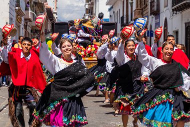 Cuenca, Ekvador - 18 Şubat 2023 Cuenca 'da karnaval geçidi. Cuenca 'nın tarihi merkezinde Azuay bölgesinin halk dansçıları. Herkesin üzerine köpük püskürtülür..