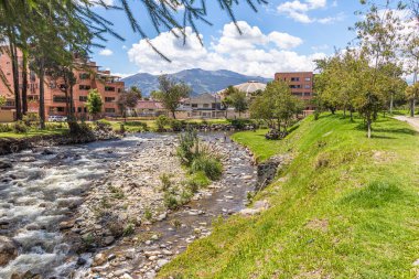 Cuenca, Ekvador 'da Tomebamba Dağı Vadisi