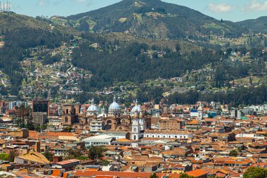 Cuenca şehrinin tarihi merkezinin panoramik manzarası vadideki birçok kilise ve dağ Boqueron ile birlikte. Kuzey tepenin manzarası. Ekvador 