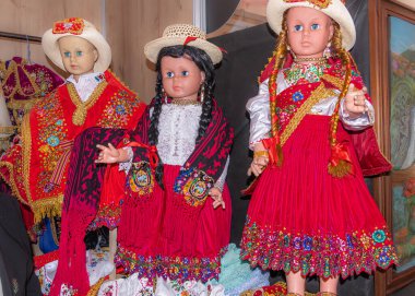 Cuenca, Ekvador - 2 Kasım 2023 Cuenca El Sanatları Fuarı. Sergide Azuay ilinden geleneksel giysiler giyen büyük bebekler ve geleneksel Noel geçitlerinde kullanılan giysiler yer alıyor..