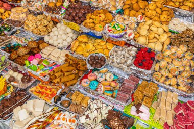 Cuenca, Ekvador 'daki Corpus Christi' nin Katolik kutlaması sırasında çeşitli çeşniler, şekiller, renkler ve geleneksel hazırlık yöntemleri çeşitli yerlerde sergilenmektedir.