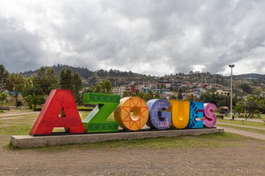 Azogues, Ekvador - 5 Nisan 2024: Ekvador 'un Caar ilinin başkenti Azogues' in panoramik manzarası. Burgay nehrinin kenarındaki parkta 