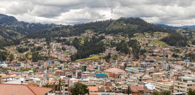 Azogues şehrinin panoramik manzarası, Ekvador And Dağları 'ndaki Caar eyaletinin başkenti.