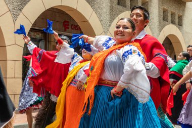 Cuenca, Ekvador - 18 Şubat 2023 Cuenca 'da karnaval geçidi. Cuenca 'nın tarihi merkezinde halk dansçıları. Herkesin üzerine köpük püskürtülür..