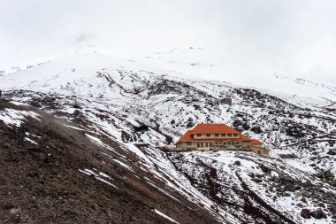 Jose Rivas Yüksek Dağ Sığınağı deniz seviyesinden 4864 metre yükseklikteki Cotopaxi Volkanı 'nın karlı yamacında yer almaktadır. Cotopaxi Eyaleti, Ekvador, And Dağları
