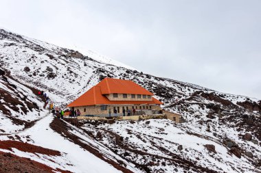 Jose Rivas Yüksek Dağ Sığınağı deniz seviyesinden 4864 metre yükseklikteki Cotopaxi Volkanı 'nın karlı yamacında yer almaktadır. Cotopaxi Eyaleti, Ekvador, And Dağları