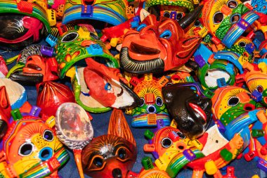 Sanatçı pazarındaki çeşitli Ekvador halk karakterlerinin hatıra eşyası ahşap ve elle boyanmış maskeleri.