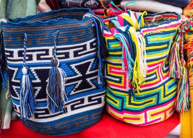 Geleneksel çantalar ya da sırt çantaları,% 100 pamuktan yapılmış, çevre dostu. La Guajira, Kolombiya 'dan Wayuu topluluğunun yetenekli sanatçıları tarafından yapıldı.. 
