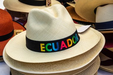 Ekvador 'un Cuenca kentindeki geleneksel açık hava pazarında grubun üzerinde 