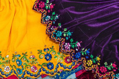 İşlemeli eteklerin alt kenarı, Azuay bölgesi ve Cuenca şehri için geleneksel kadın kıyafetleri. Ekvador