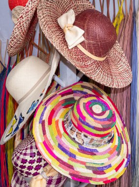 Cuenca, Ekvador 'daki geleneksel açık hava pazarında doğal samandan yapılan el yapımı Panama Şapkaları veya Paja Toquilla şapkaları veya sombrero. Güney Amerika 'dan popüler bir hatıra.