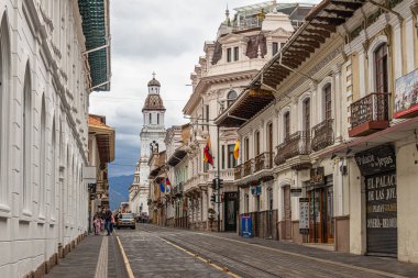 Cuenca, Ekvador - 9 Ekim 2022 Cuenca tarihi merkezi, Gran Kolombiya sokağı, Santo Domingo Kilisesi manzaralı. UNESCO Dünya Mirası Alanı