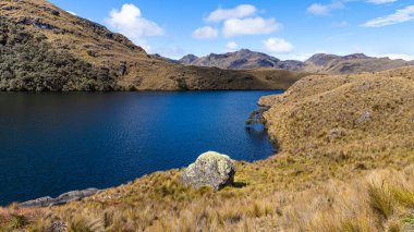 Ekvador And Dağları 'ndaki El Cajas Ulusal Parkı. Dağ manzarası. Larga Gölü (laguna Larga) deniz seviyesinden 4000 metre yükseklikte. Paramo ekosistem. Cuenca yakınlarındaki Azuay Vilayeti.