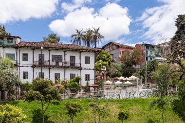 Cuenca, Ekvador - 17 Şubat 2022: Ekvador 'daki Cuenca şehri. Tomebamba Nehri ve Tres de Noviembre Caddesi boyunca tarihi binalar..