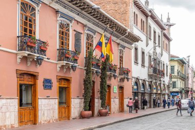 Cuenca, Ekvador - 12 Aralık 2022: Presidente Borrero Caddesi manzarası. Bir UNESCO Dünya Mirası Alanı olan Cuenca 'nın tarihi merkezinde kentsel yaşam.
