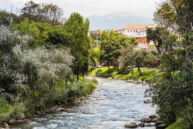 Cuenca 'nın merkezinden geçen Tomebamba Nehri ve nehir kenarındaki halk parkı manzarası. Ekvador