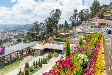 Cuenca, Ekvador - 12 Eylül 2022: Pek çok restoran, hediyelik eşya pazarı ve Cuenca kentinin panoramik manzaralı Turi bakış açısı. Turist eğlencesi. Ekvador