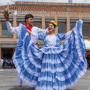 Cuenca, Ekvador - 3 Aralık 2022: Ekvador 'da Uluslararası Kültürel Etkinlik. Kolombiyalı halk dansçıları.