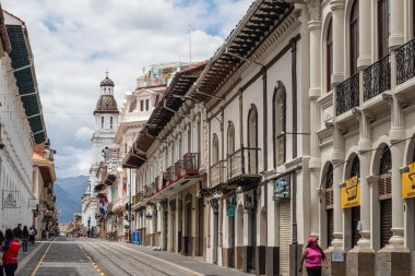 Cuenca, Ekvador - 20 Kasım 2022 Cuenca tarihi merkezi, Gran Kolombiya sokağı, Santo Domingo kilisesi manzaralı. UNESCO Dünya Mirası Alanı