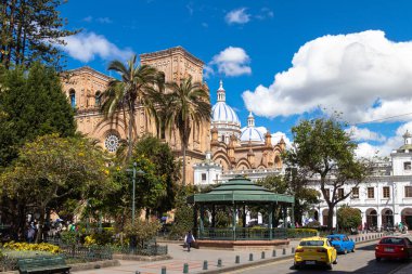 Cuenca, Ekvador - 7 Ağustos 2022: Merkez Meydanı, Abdon Calderon Park ve Inmaculada Concepcion Katedrali veya UNESCO tarafından korunan tarihî merkezdeki Yeni Katedral