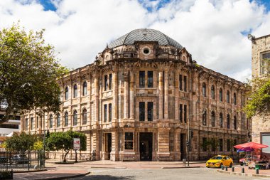 Cuenca, Ekvador - 7 Ağustos 2022: Azuay ili Anayasa Mahkemesi tarihi binası (Corte Provincial de Justicia del Azuay), 1929 yılında inşa edilmiştir. Cuenca Şehri
