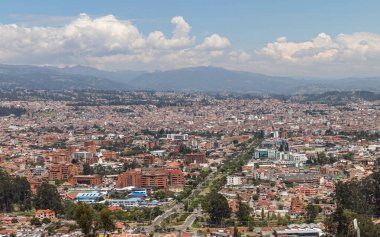 Şehrin güney tepesi olan Turi perspektifinden Cuenca şehrinin yukarıdan panoramik manzarası. Ekvador