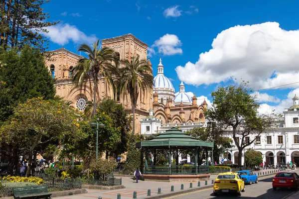 Cuenca, Ekvador - 7 Ağustos 2022: Merkez Meydanı, Abdon Calderon Park ve Inmaculada Concepcion Katedrali veya UNESCO tarafından korunan tarihî merkezdeki Yeni Katedral
