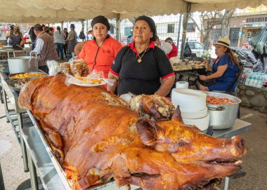 Cuenca, Ekvador-31 Ekim 2023: Cuenca kentinde yerel fuar. Kadınlar 