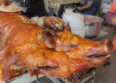 Koca bir domuz ızgarada ya da fırında pişer (hornado de chancho). Azuay ili, Cuenca 'nın And bölgesindeki küçük işletmeler ve popüler sokak yemekleri.