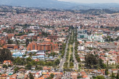 Şehrin güney tepesi olan Turi perspektifinden Cuenca şehrinin yukarıdan panoramik manzarası. Ekvador