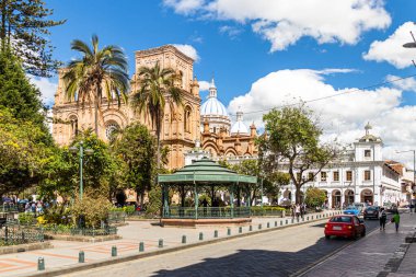 Cuenca, Ekvador - 7 Ağustos 2022: Merkez Meydanı, Abdon Calderon Park ve Inmaculada Concepcion Katedrali veya UNESCO tarafından korunan tarihî merkezdeki Yeni Katedral