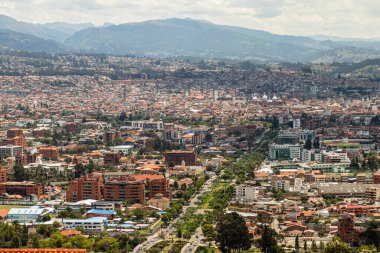 Şehrin güney tepesi olan Turi perspektifinden Cuenca şehrinin yukarıdan panoramik manzarası. Ekvador