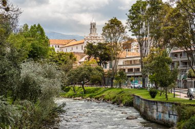 Cuenca, Ekvador - 16 Mart 2022: Todos Santos Kilisesi, Cuenca 'nın en eski kilisesi, yaklaşık 1534. Şehrin tarihi merkezi, UNESCO tarafından korunuyor. Tomebamba nehrinin kıyısında