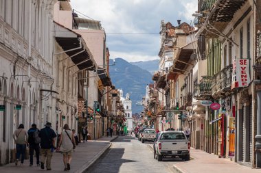 Cuenca, Ekvador - 20 Kasım 2022: Simon Bolivar Sokağı ve San Sebastian Kilisesi 'nin sonu. Bir UNESCO Dünya Mirası Alanı olan Cuenca 'nın tarihi merkezinde kentsel yaşam.