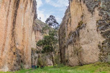 Azuay, Ekvador - 29 Eylül 2024: Bir grup turist El Pailn Kanyonu 'nda Chobshi, Sigsig Canton, Azuay Eyaleti, Ekvador dağlık kesiminde yer alıyorlar.