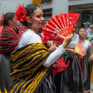Cuenca, Ekvador - 1 Kasım 2023: Cuenca Bağımsızlık Günü geçit töreninde Azuay ilinden güzel genç kadın folk dansçısı