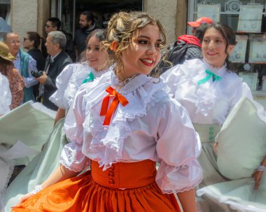 Cuenca, Ekvador - 1 Kasım 2023: Cuenca Bağımsızlık Günü geçit töreninde Azuay ilinden güzel genç bayan dansçı