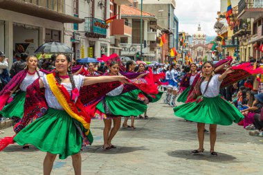 Cuenca, Ekvador - 1 Kasım 2023: Simon Bolivar Caddesi 'ndeki Cuenca' nın tarihi merkezinde düzenlenen Bağımsızlık Günü Geçidi sırasında Azuay ilinden halk dansçıları
