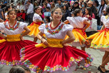 Cuenca, Ekvador - 1 Kasım 2023: Cuenca Bağımsızlık Günü geçit töreninde Azuay ilinin halk dansçıları
