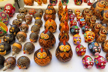 Çeşitli hayvanları resmeden seramik dekorasyonlar Lima, Peru 'daki Hint pazarında satışa sunuluyor.