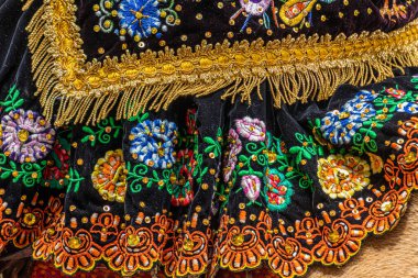 İşlemeli eteklerin alt kenarı, Azuay bölgesinin geleneksel kadın kıyafetleri ve Cuenca şehrinin yakın çekimi. Ekvador