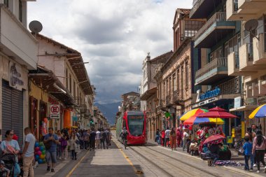 Cuenca, Ekvador - 31 Aralık 2023: Cuenca 'da Meşgul Mariscal Lamar Caddesi, yıl sonunda. İnsanlar son alışverişlerini yapıyor ve yeni yıl arifesini kutlamaya hazırlanıyorlar.