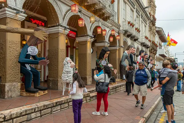Cuenca, Ekvador - 31 Aralık 2023: Siyasi figürleri temsil eden Monigotlar, farklı karakterler. Eski yıllardan kalan kötü şeylerin bir sembolü olarak yılbaşı gecesi yakılacaklar.