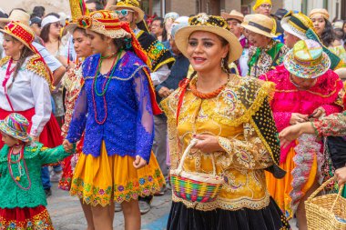 Cuenca, Ekvador - 24 Aralık 2023: Pase del Nio Viajero (Gezgin Çocuk) Noel Geçidi. Geleneksel nakışlı elbiseler giyip tören için süslenenler.