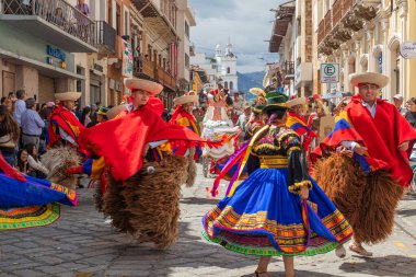 Cuenca, Ekvador - 24 Aralık 2023 Cuenca 'da Noel alayı Pase del Nio Viajero. UNESCO Kültür Mirası. Cuenca 'nın tarihi merkezinde halk dansçıları