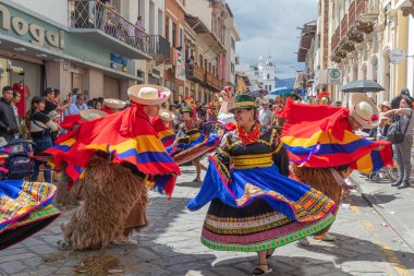 Cuenca, Ekvador - 24 Aralık 2023 Cuenca 'da Noel alayı Pase del Nio Viajero. UNESCO Kültür Mirası. Cuenca 'nın tarihi merkezinde halk dansçıları