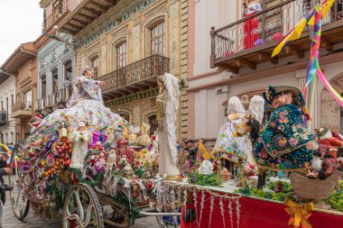 Cuenca, Ekvador - 24 Aralık 2023: Cuenca 'da Pase del Nio Viajero (Gezgin Çocuk) Noel alayı. Süslü bir Noel arabasında bir kadın halkı selamlıyor. UNESCO Kültür Mirası
