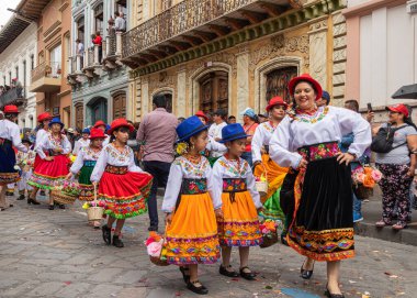 Cuenca, Ekvador-24 Aralık 2023: Cuenca 'da Pase del Nino Viajero Noel Geçidi. Etkinlik UNESCO 'nun soyut bir mirası. Bir grup çocuk Ekvador 'un Azuay ilinden bir dans gösterisi düzenliyor.